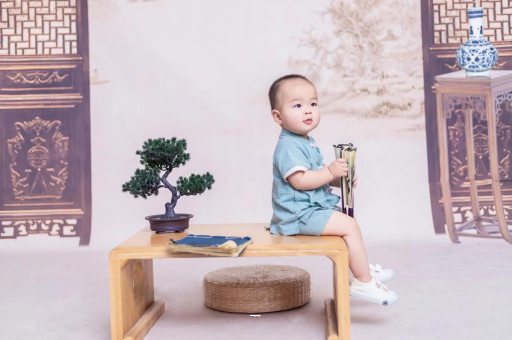 福州宝宝边吃奶边挣扎烦躁